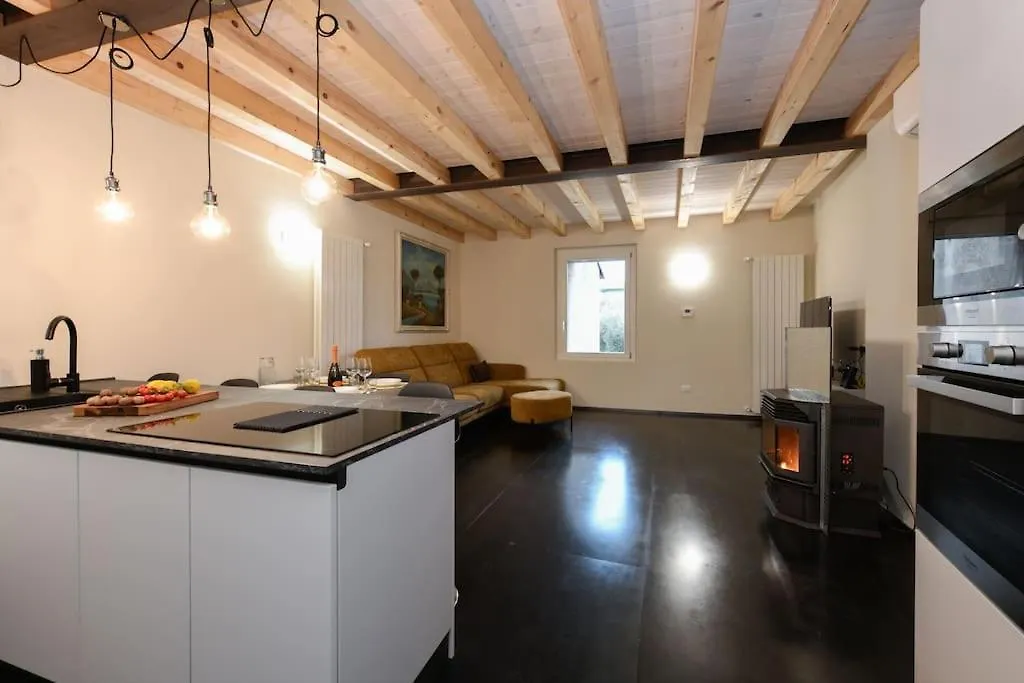 בית נופש סאלו Casa Margherita - New House In The Ancient Hamlet איטליה
